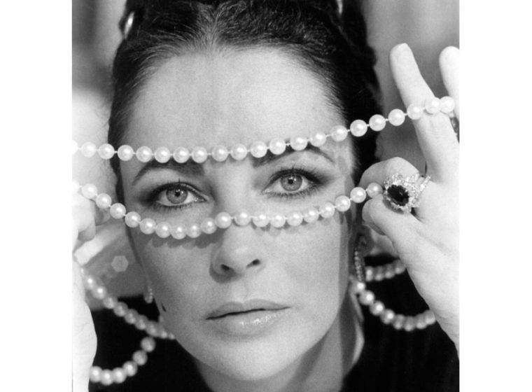 ELIZABETH TAYLOR AND HER PEARLS